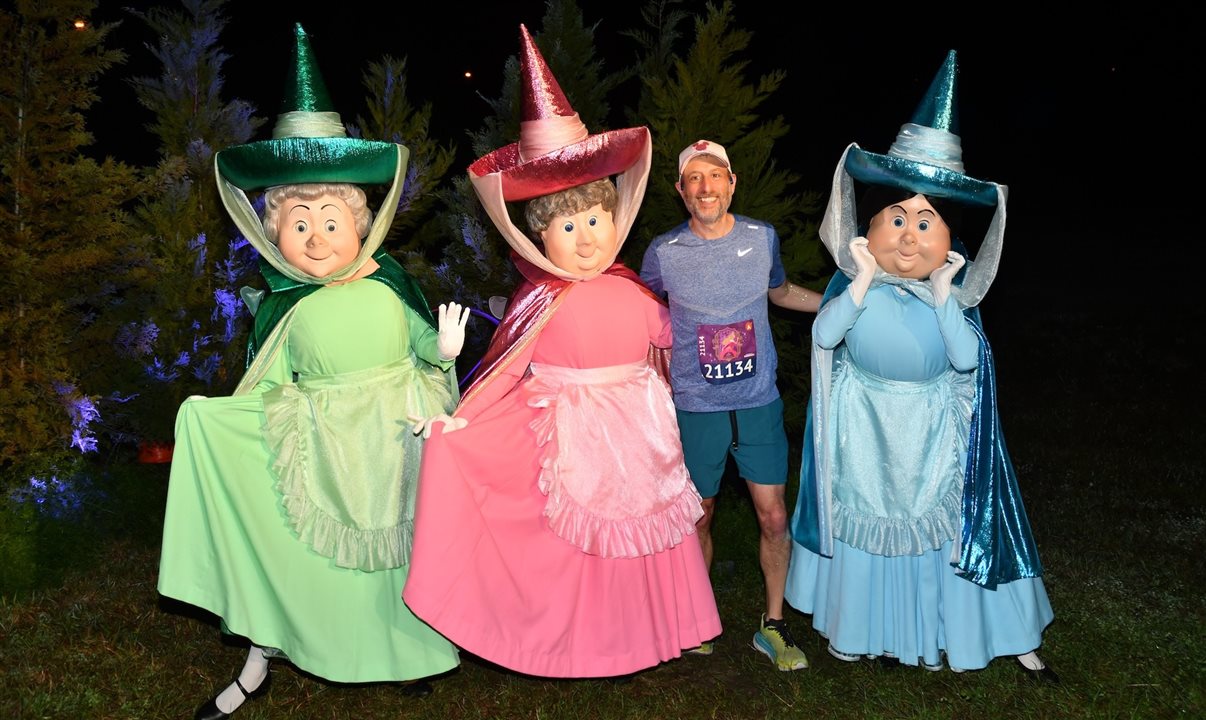 Corrida coloca os esportistas no meio de um trajeto cheio de personagens da Disney