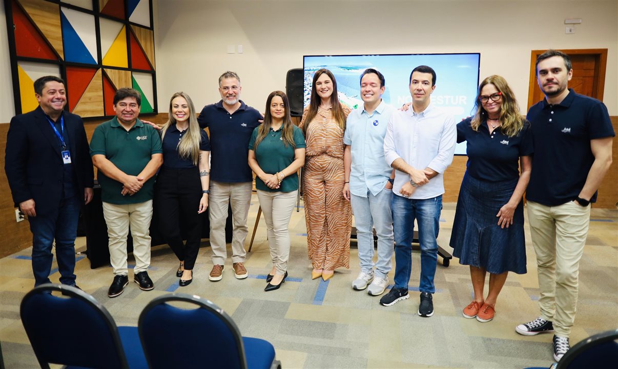 Representantes da Azul Viagens, do Governo de Sergipe e empresários da região participaram do lançamento dos voos extras