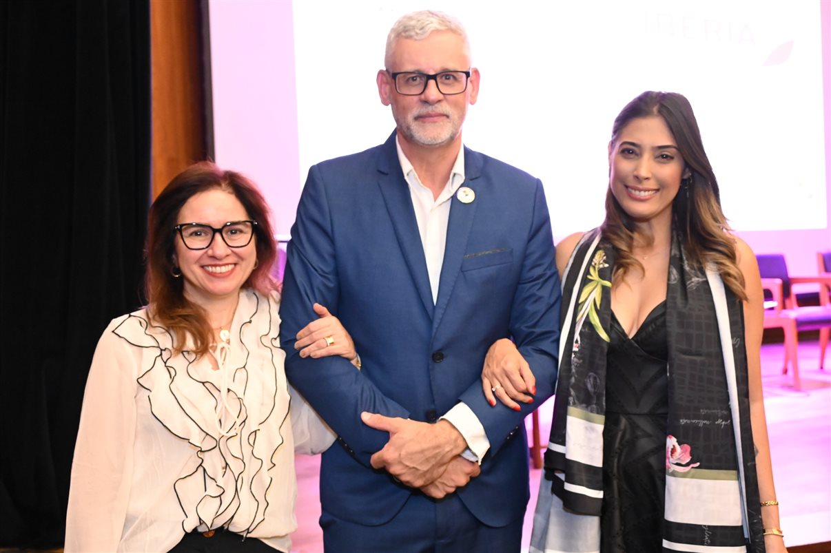Tatiana Harfush, da Setur Bahia, entre Marianna Alcorta, Bruno Waltrick e Juliana Assumpção, da Abav-SP | Aviesp 
