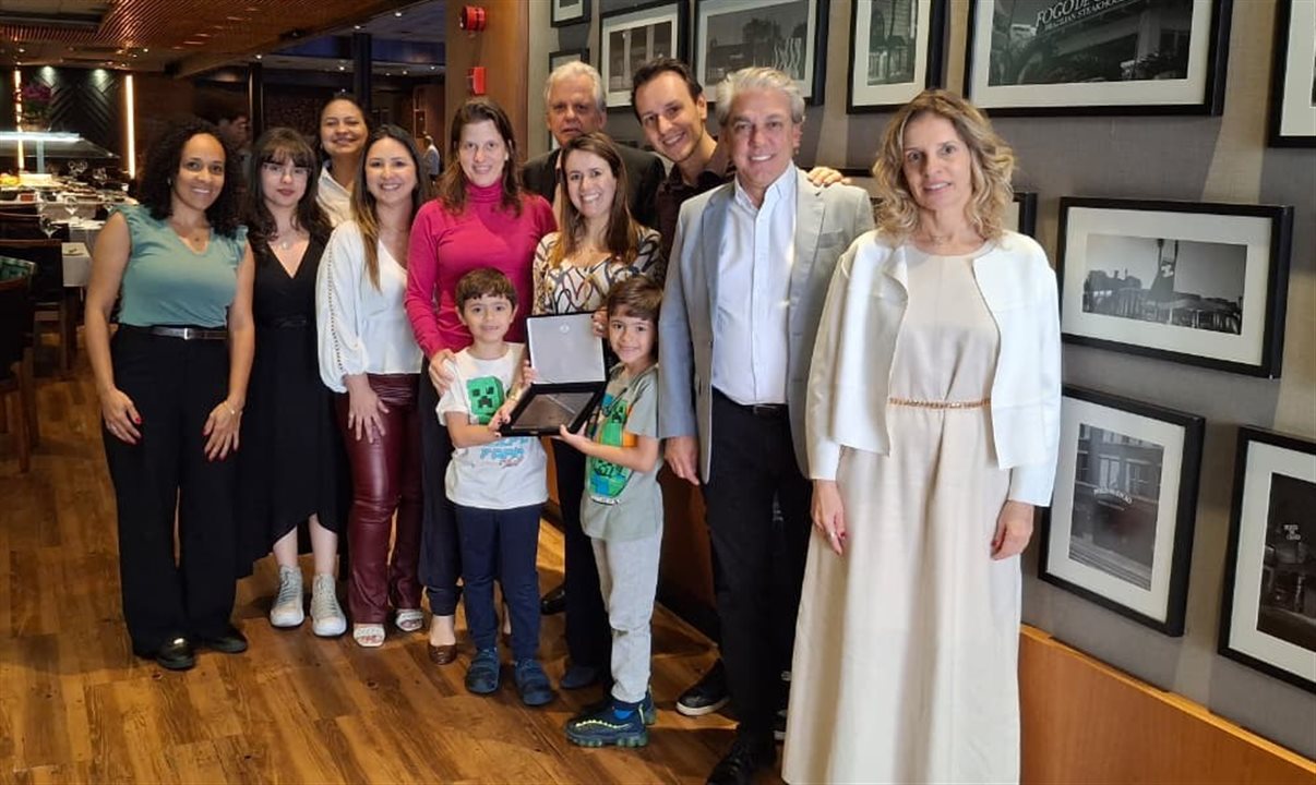 Juliana Assumpção recebe homenagem da família Abav-SP