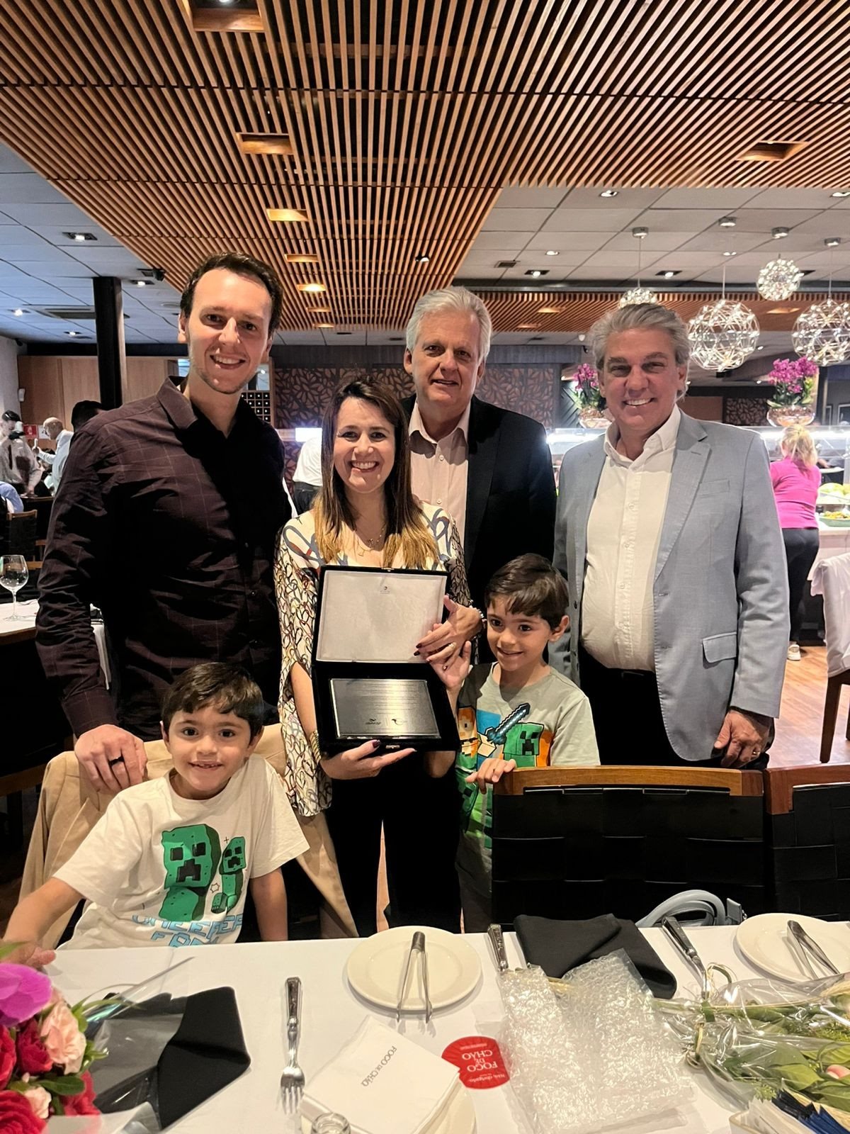 Juliana Assumpção recebe homenagem de Bruno Waltrick, atual presidente da Abav-SP, e dos ex-presidentes Edmar Bull e Fernando Santos