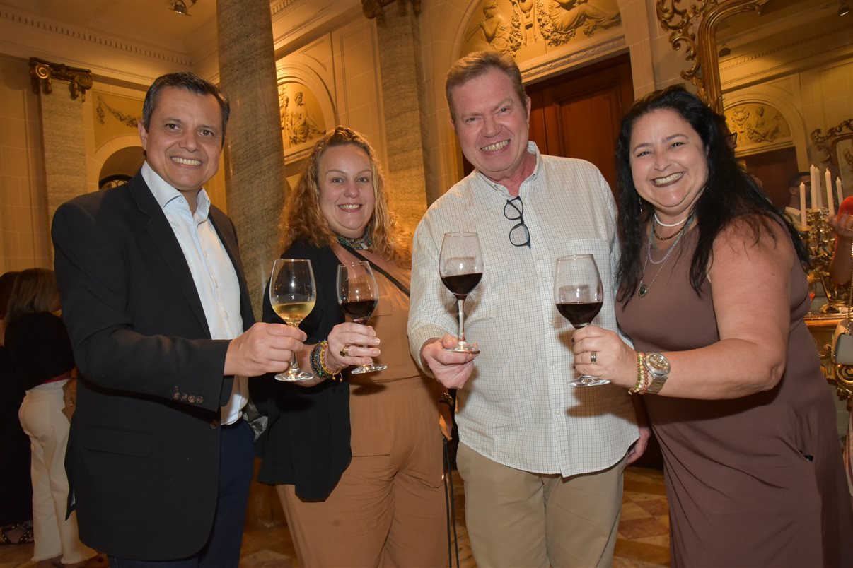 Carlos Barbosa e Alessandra Cardoso, da Vitrine Global, que representa o Turismo de Aruba no Brasil