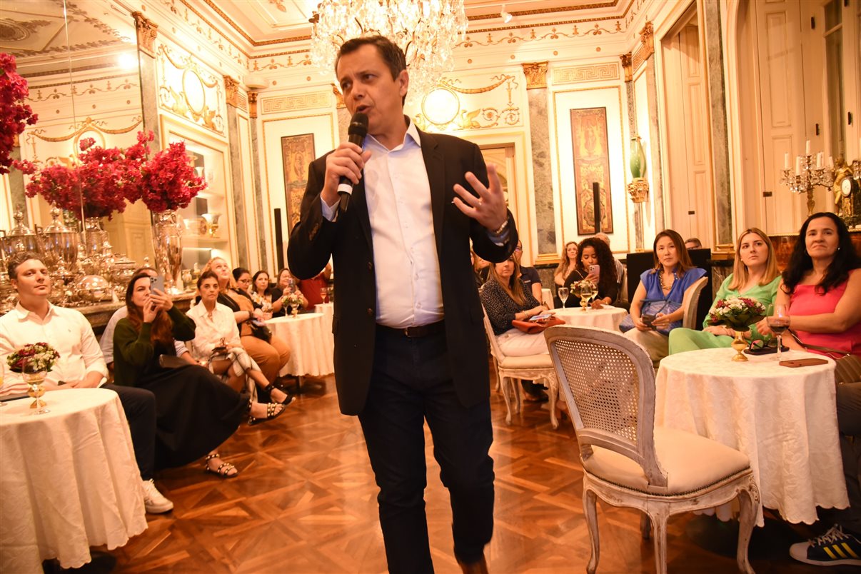 Carlos Barbosa e Alessandra Cardoso, da Vitrine Global, que representa o Turismo de Aruba no Brasil