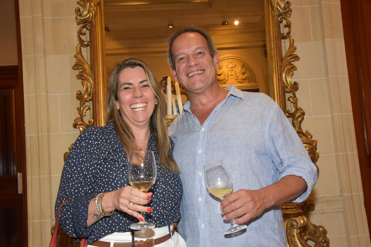 Carlos Barbosa e Alessandra Cardoso, da Vitrine Global, que representa o Turismo de Aruba no Brasil