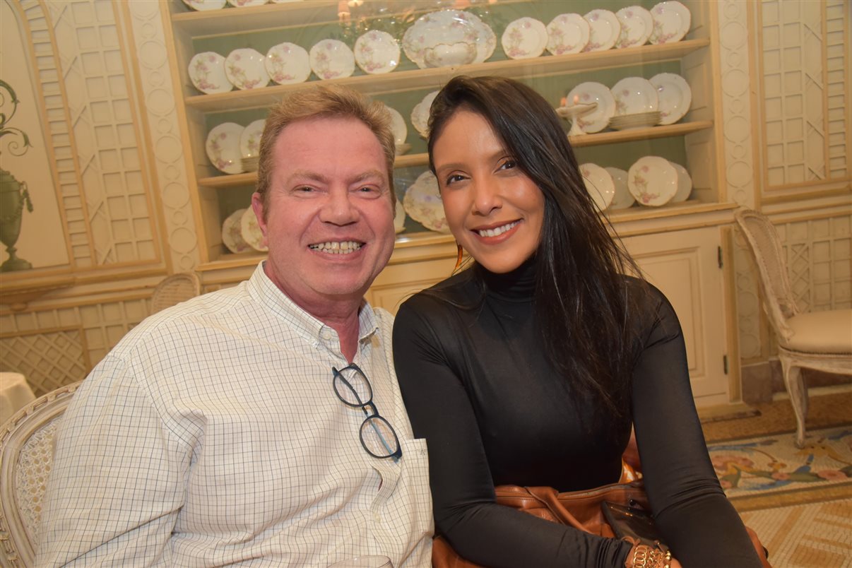 Carlos Barbosa e Alessandra Cardoso, da Vitrine Global, que representa o Turismo de Aruba no Brasil
