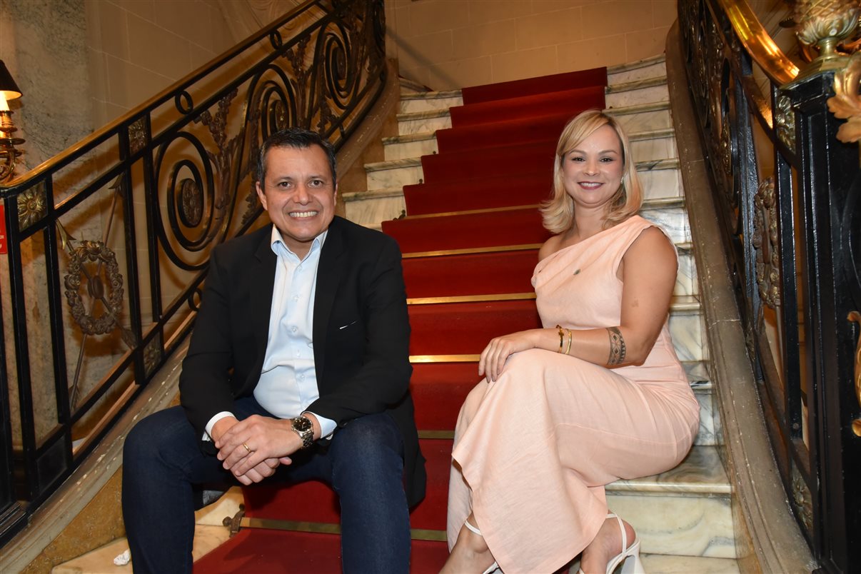 Carlos Barbosa e Alessandra Cardoso, da Vitrine Global, que representa o Turismo de Aruba no Brasil