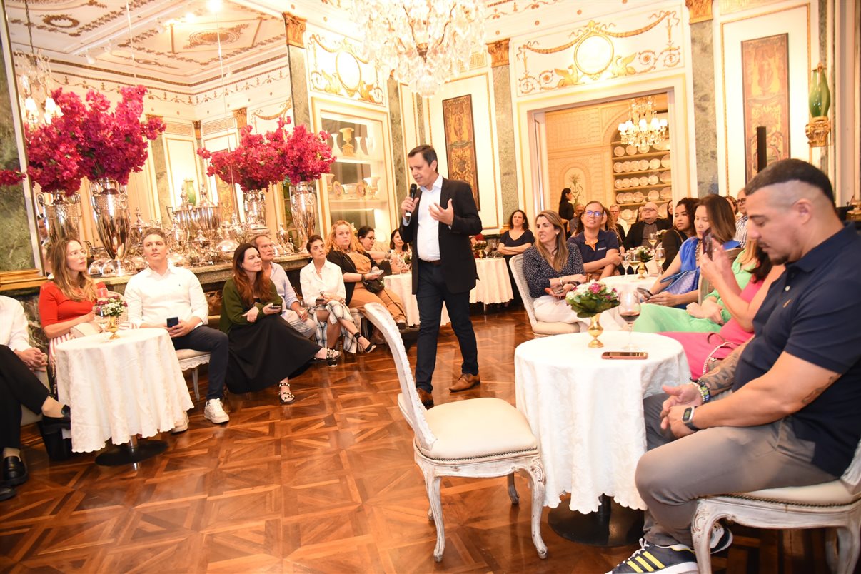 Carlos Barbosa e Alessandra Cardoso, da Vitrine Global, que representa o Turismo de Aruba no Brasil