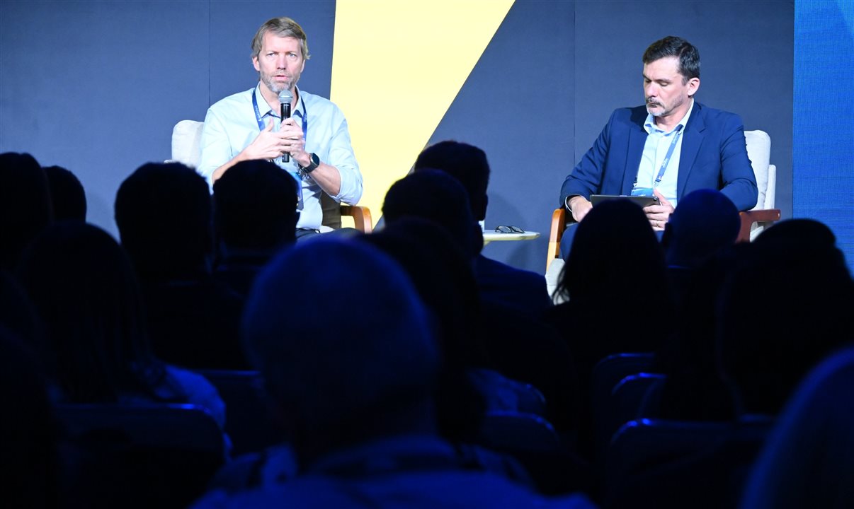 Jerome Cadier, da Latam, e Edson Gonçalves, da Paytrack, durante painel realizado no evento Travel & Expense Summit