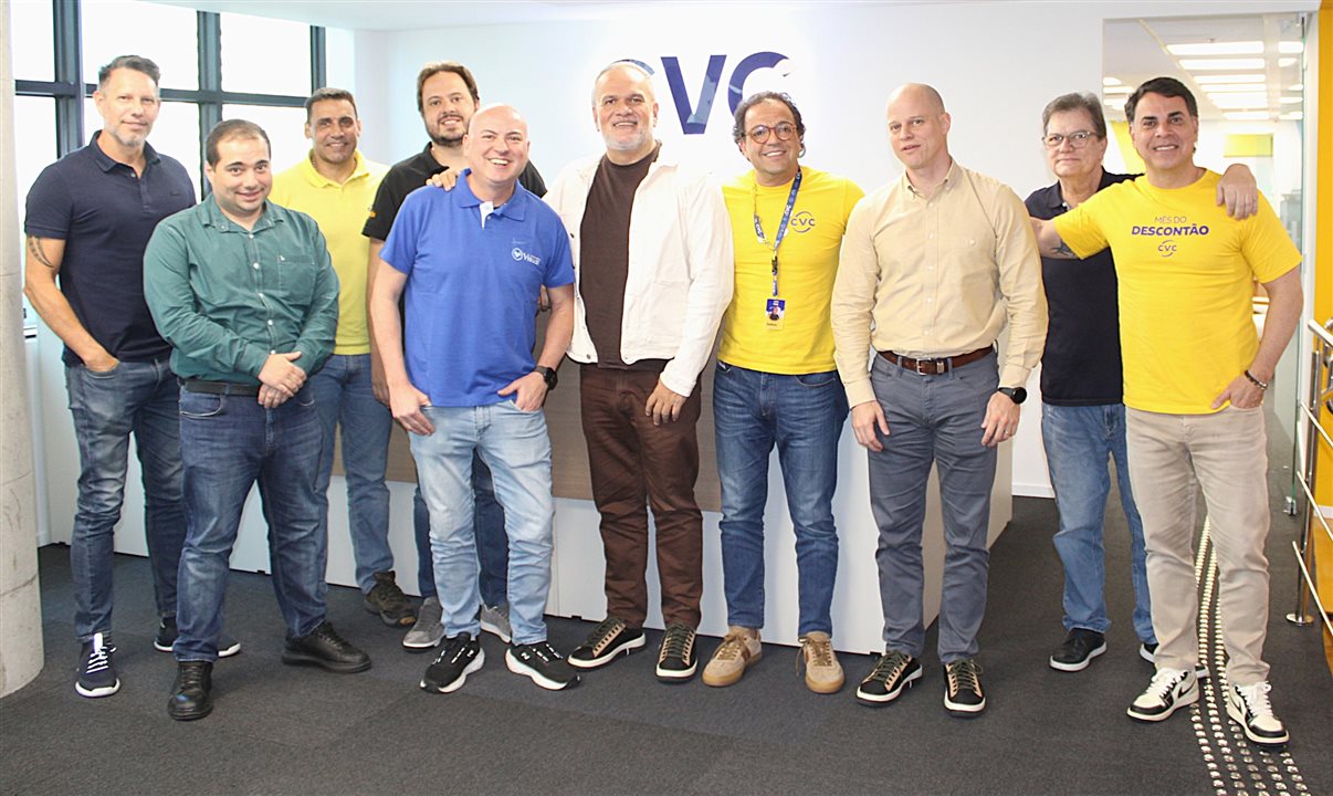 Ricardo Sidaras e Pedro Menezes, da PANROTAS, Ricardo Pinheiro, Felipe Gomes e Fabio Mader, da CVC Corp, Artur Luiz Andrade, da PANROTAS, Fabio Godinho, da CVC Corp, José Guilherme Alcorta, da PANROTAS, e Paulo Palaia e Emerson Belan, da CVC Corp