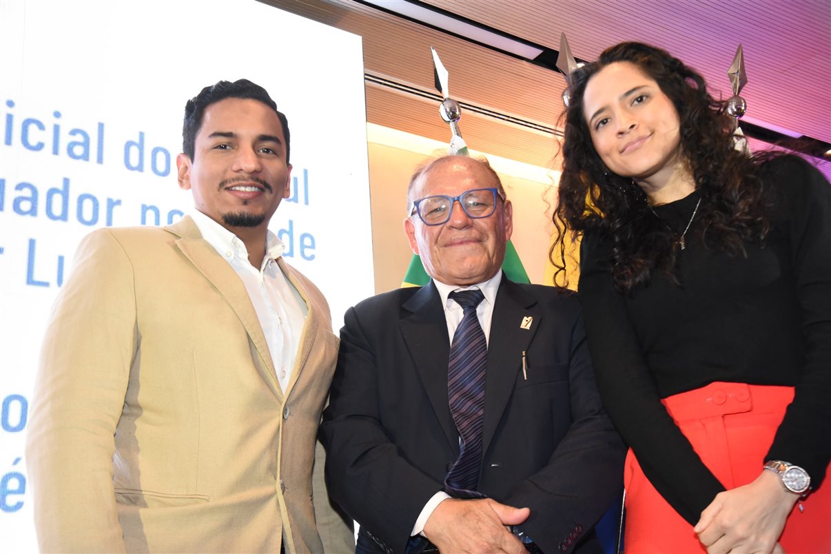 Franklin Guzman, da Embaixada do Equador, Luiz Strauss, do Visit Rio e cônsul do Equador para o RJ, e José Batidas, pintor