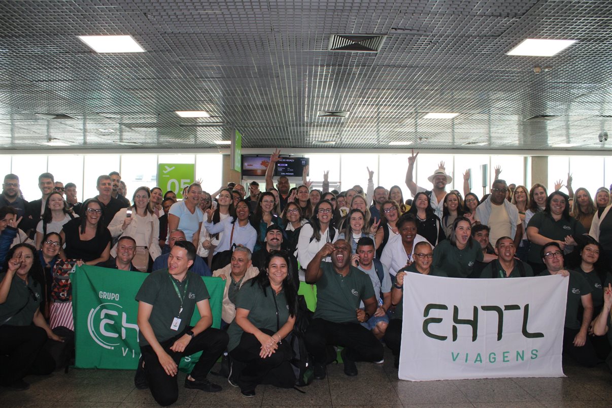 Executivos da EHTL - e o Tuca Louro - recebem agentes na porta da aeronave