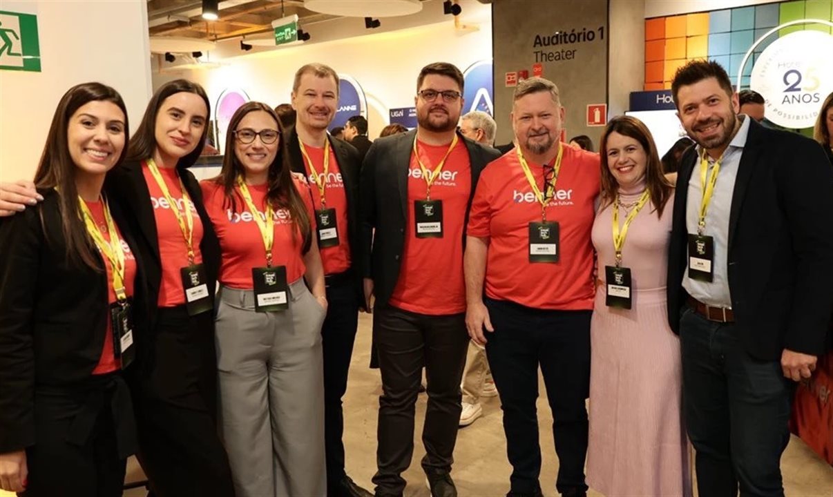 Laressa, Bianchi, Gabrielle Bonelli, Mayara Molossi, Jairo Pieritz, Marlon Macaneiro Jr. e Aoron Beyer, da Benner Sistemas, Juliana Asumpção da Abav-SP | Aviesp, e João Pin, da Ancoradouro