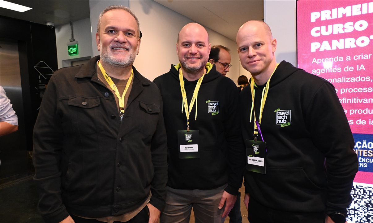 Alexandre Cordeiro, do Travel Tech Hub, entre Artur Luiz Andrade e José Guilherme Alcorta, da PANROTAS