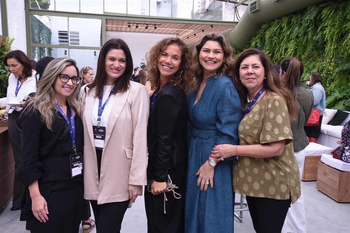Carolina Hurtado, do SLS Barcelona, Maria Eugênia Pagano e Júlia Vieira, da Matueté, Danielle Andreazzi, da Accor, Yin Bustamante, do Sofitel Baru Casablanca Beach Resort, Mariana Dib, da Matueté, e Carolina Cabral, do Fairmont Rio de Janeiro Copacabana