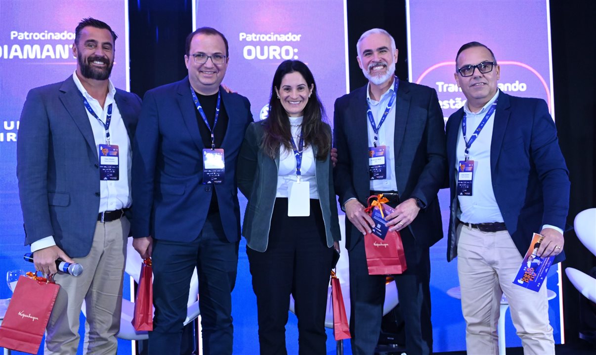 Fabio Oliveira, da Flytour Franchising, Anderson Serafim, da Azul, Camila Belinelli, da Latam, Anderson Wolff, da Gol, e Sergio Santana, da Flytour Franchising<br/>
