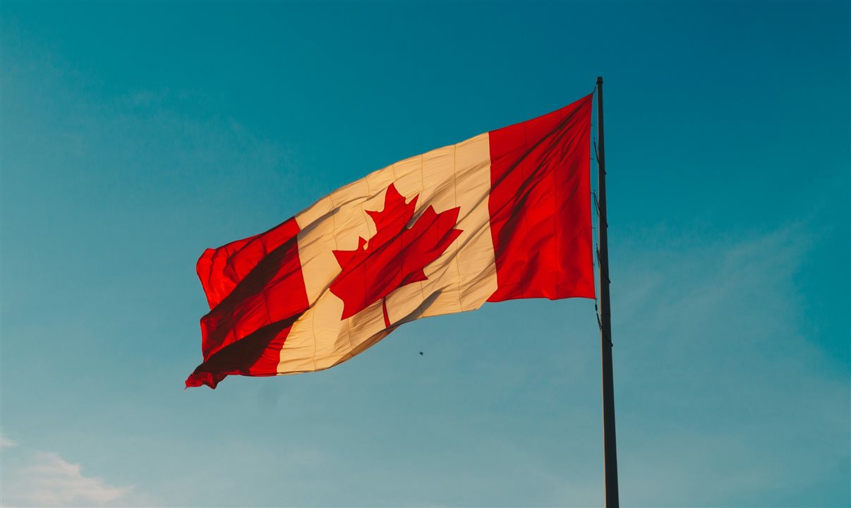 Outras permissões seguem válidas, como o Visitor Visa ou eTA, indicado para Turismo, negócios ou estudos de curta duração, e o Super Visa, voltado para pais e avós de residentes, com validade de até dez anos