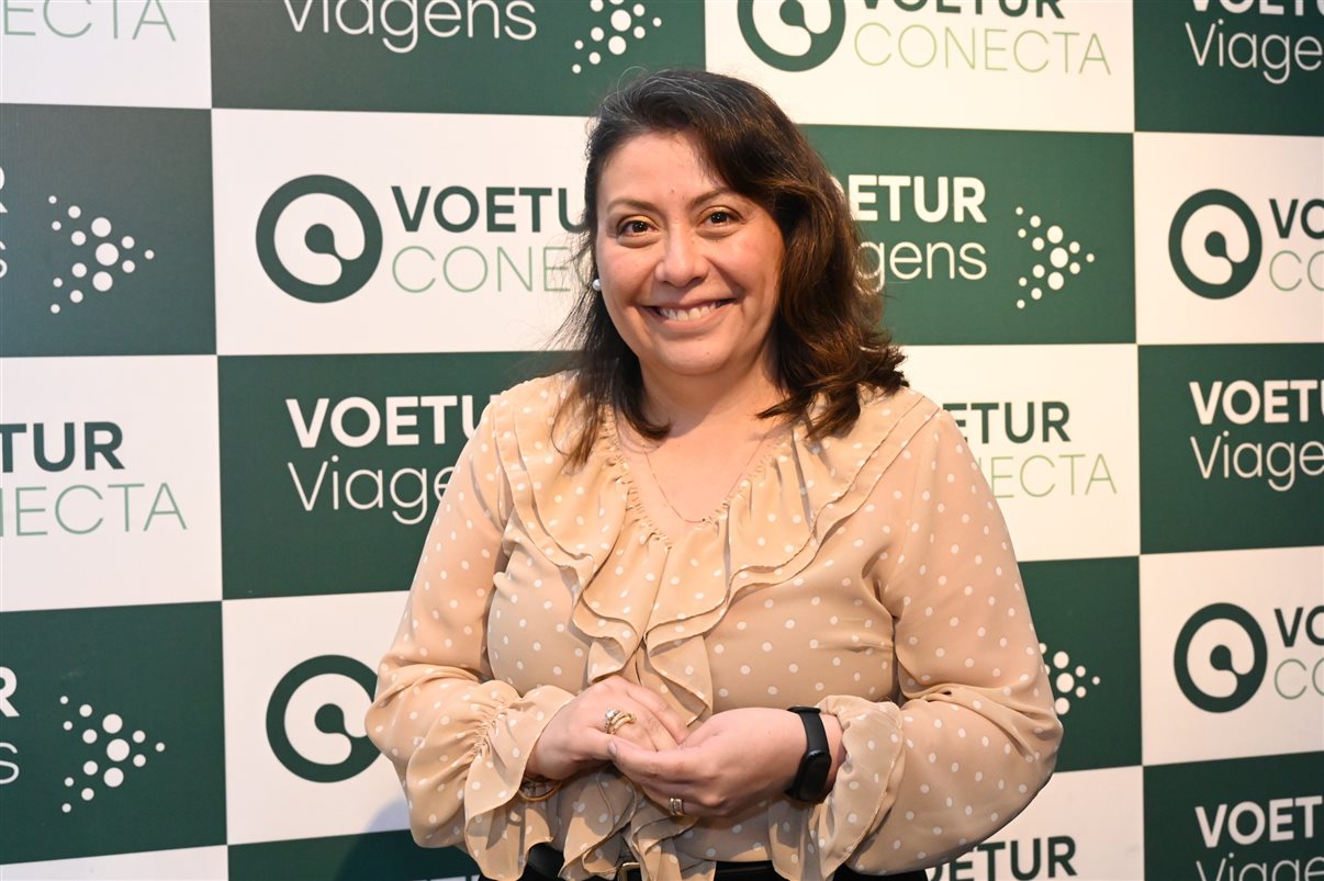 Fernanda Oliveira, do Grupo Wish, entre Camila Ramos e Rafael Ortiz, da Voetur 