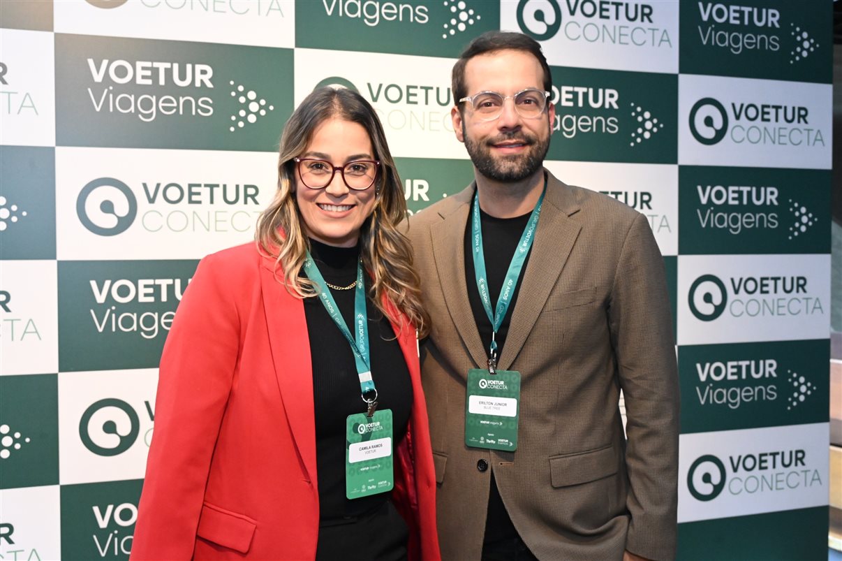 Fernanda Oliveira, do Grupo Wish, entre Camila Ramos e Rafael Ortiz, da Voetur 