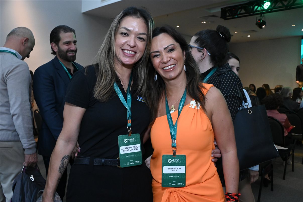 Fernanda Oliveira, do Grupo Wish, entre Camila Ramos e Rafael Ortiz, da Voetur 