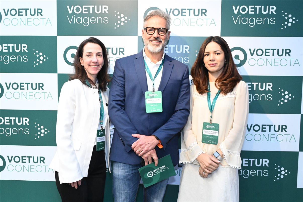 Fernanda Oliveira, do Grupo Wish, entre Camila Ramos e Rafael Ortiz, da Voetur 