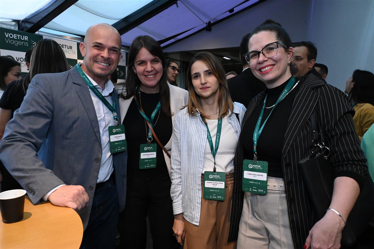 Fernanda Oliveira, do Grupo Wish, entre Camila Ramos e Rafael Ortiz, da Voetur 