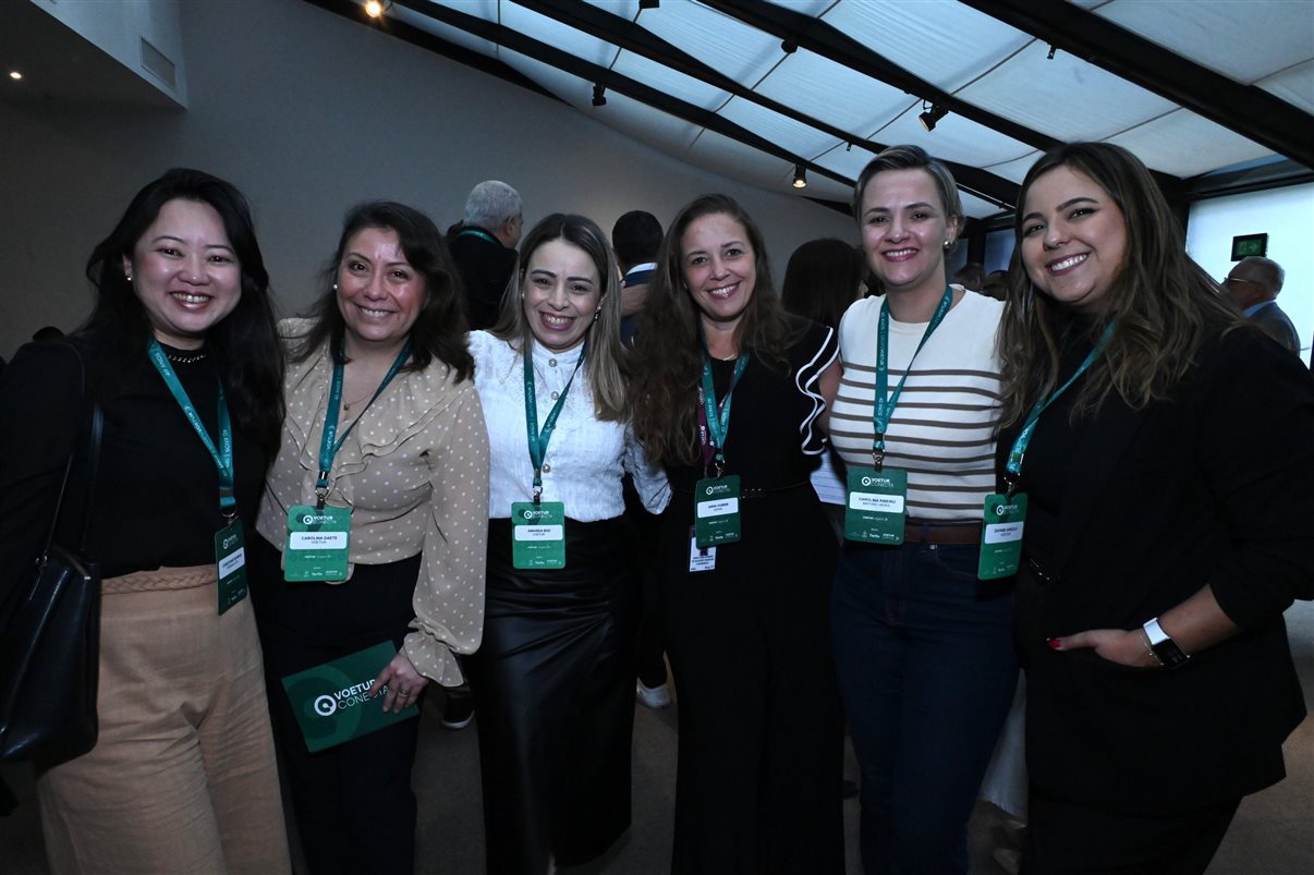 Fernanda Oliveira, do Grupo Wish, entre Camila Ramos e Rafael Ortiz, da Voetur 