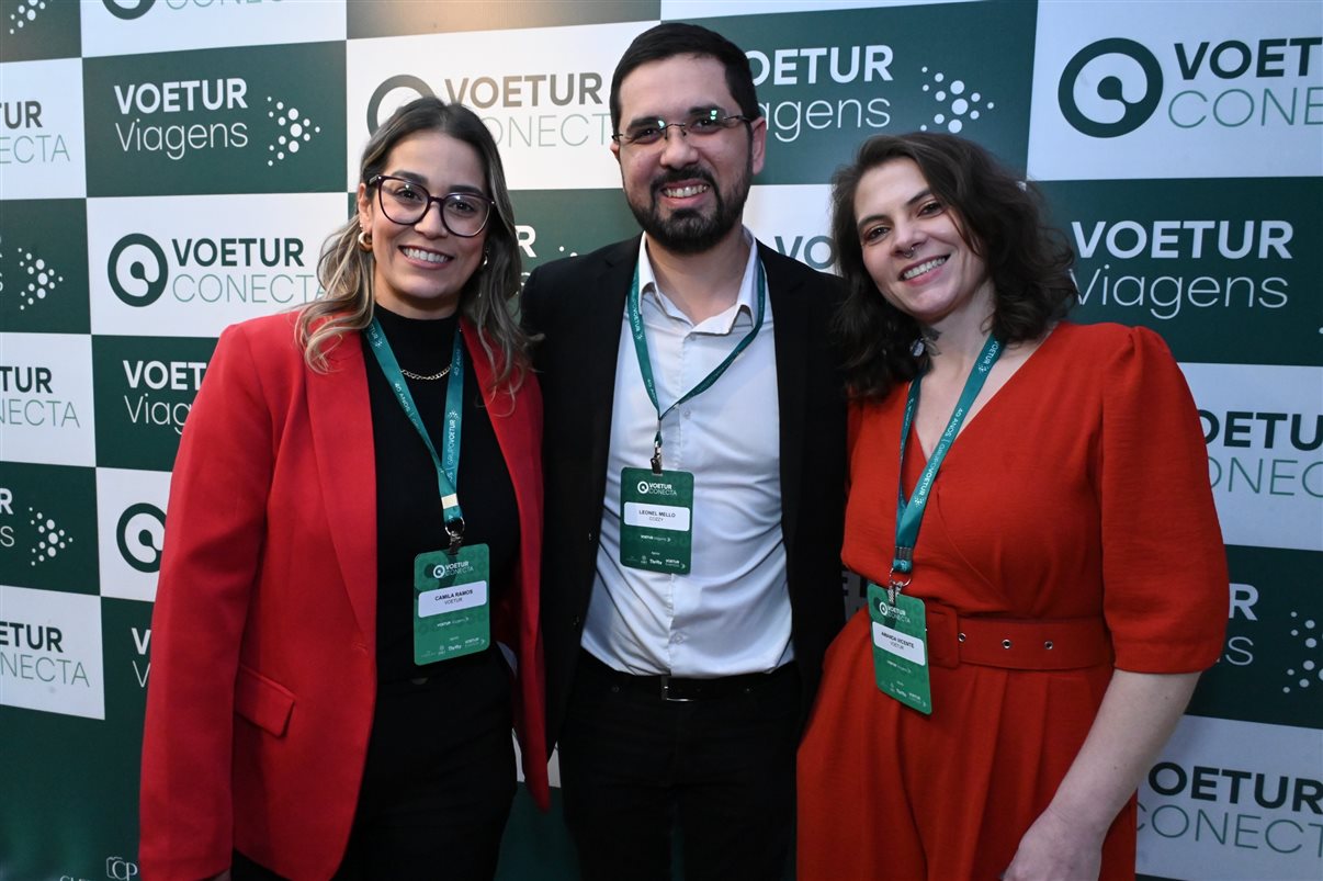 Fernanda Oliveira, do Grupo Wish, entre Camila Ramos e Rafael Ortiz, da Voetur 