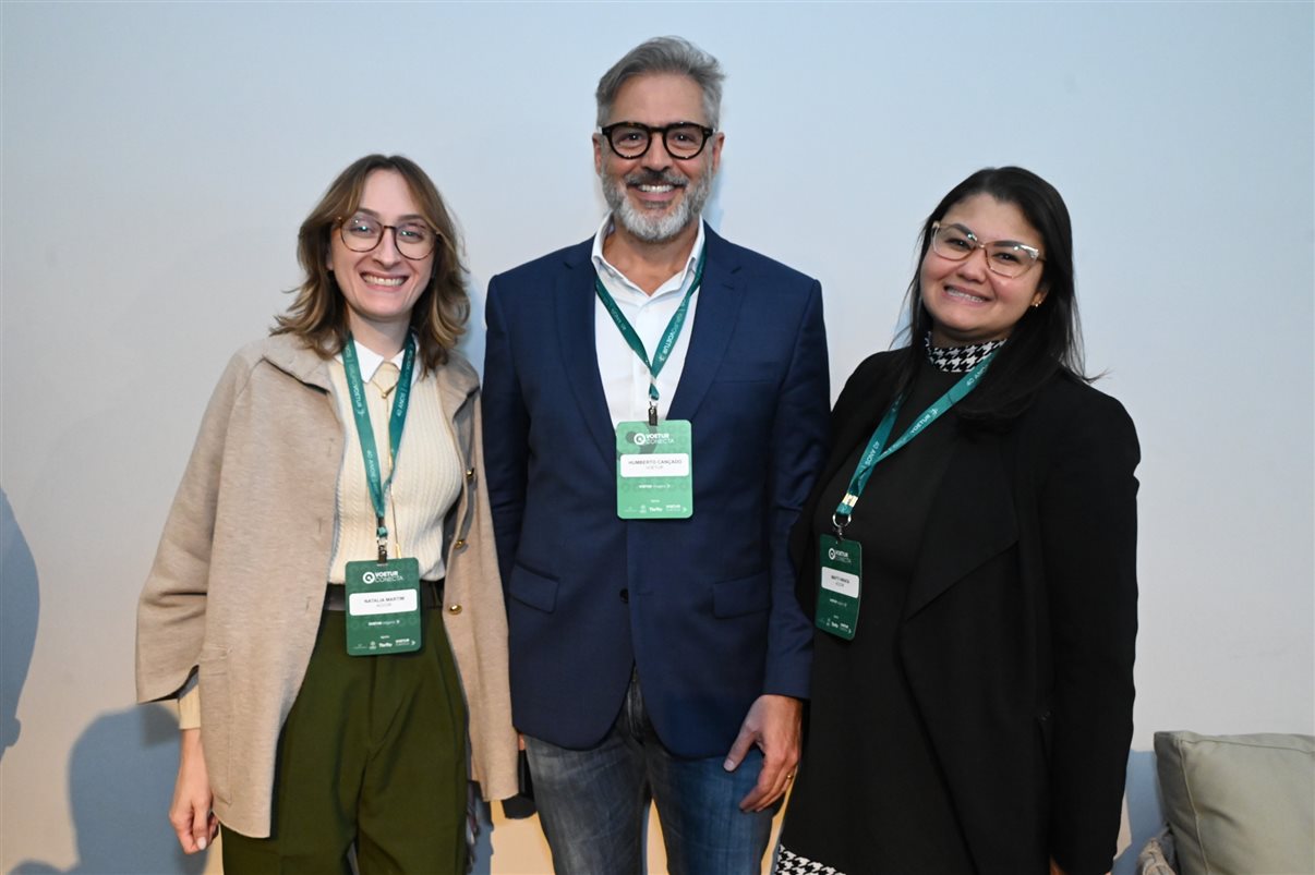 Humberto Cançado, da Voetur, entre Natalia Martim e Mayti Hirata, da Accor