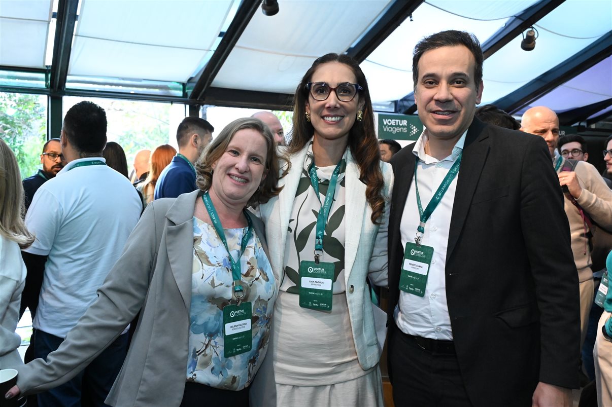 Humberto Cançado, da Voetur, entre Natalia Martim e Mayti Hirata, da Accor