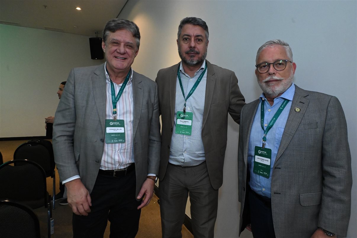 Humberto Cançado, da Voetur, entre Natalia Martim e Mayti Hirata, da Accor