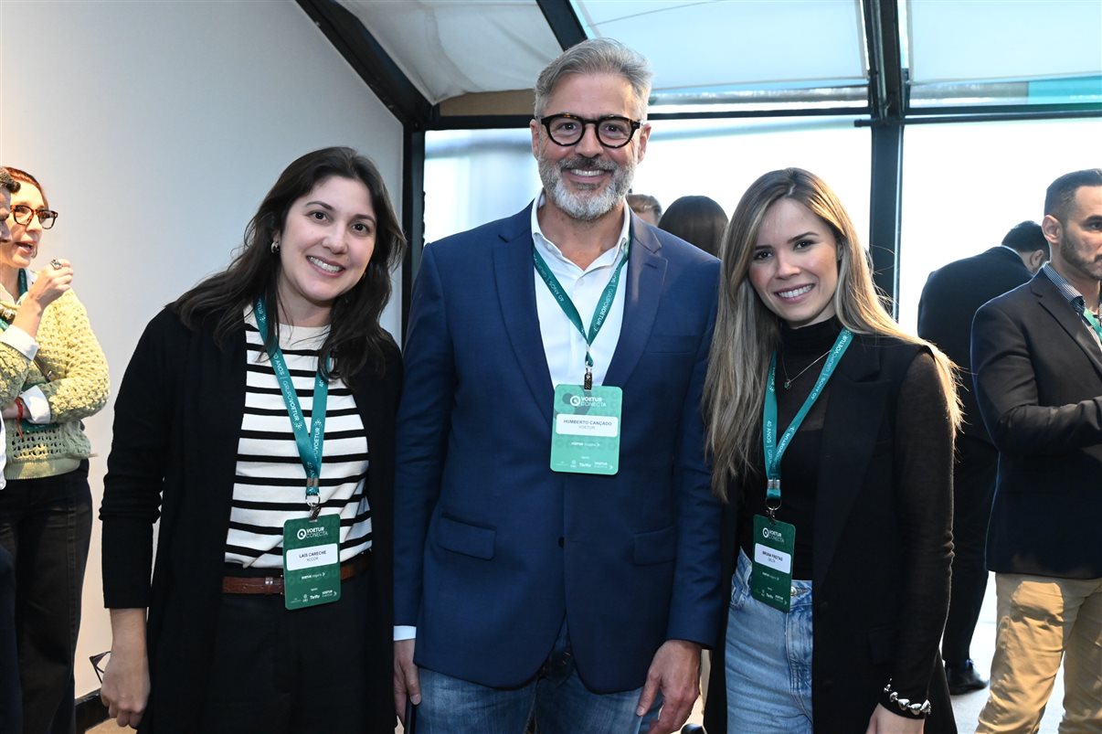Humberto Cançado, da Voetur, entre Natalia Martim e Mayti Hirata, da Accor