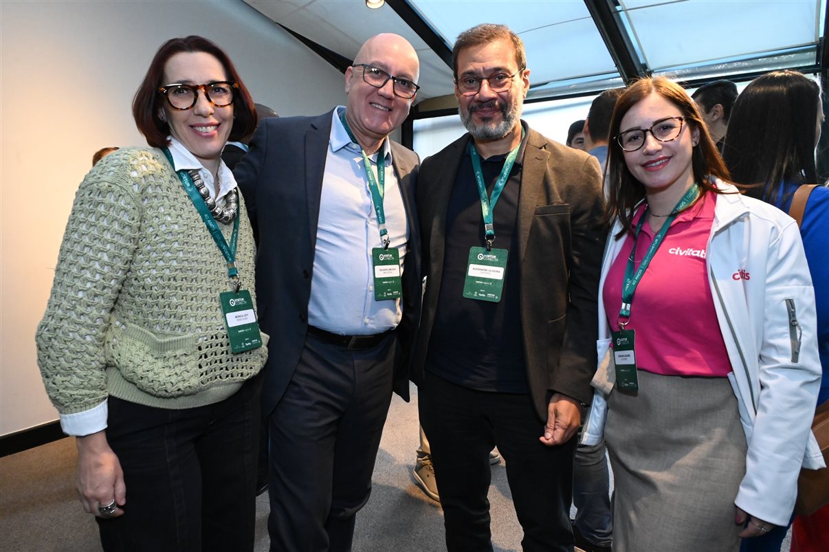 Humberto Cançado, da Voetur, entre Natalia Martim e Mayti Hirata, da Accor