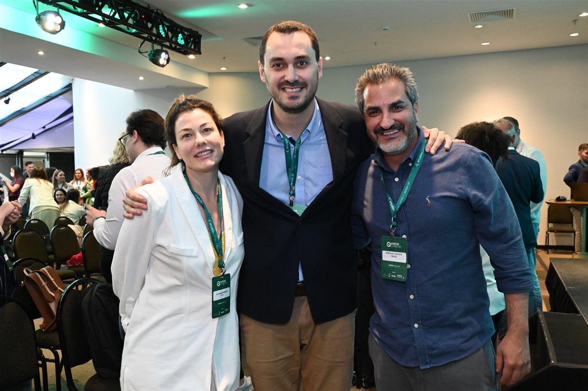 Humberto Cançado, da Voetur, entre Natalia Martim e Mayti Hirata, da Accor