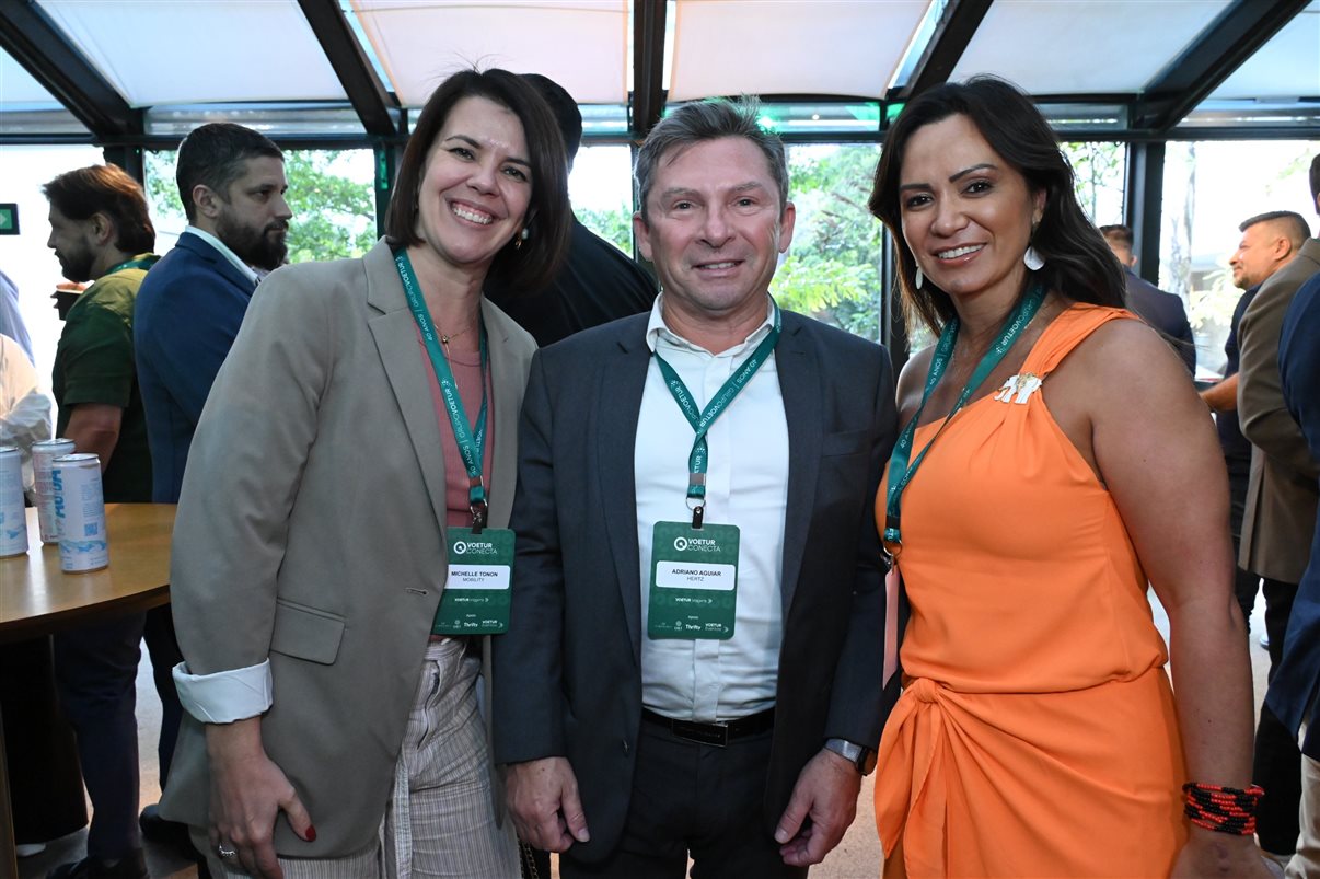 Humberto Cançado, da Voetur, entre Natalia Martim e Mayti Hirata, da Accor
