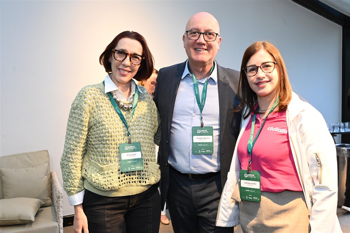 Humberto Cançado, da Voetur, entre Natalia Martim e Mayti Hirata, da Accor