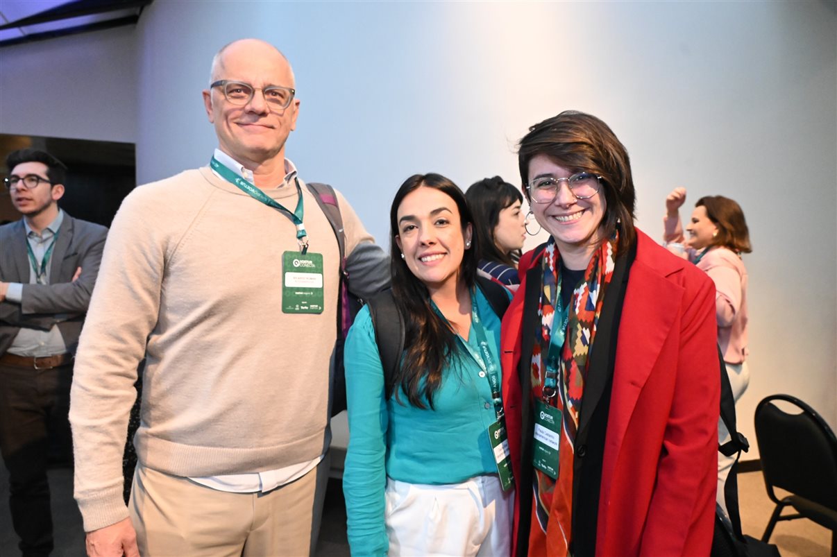 Humberto Cançado, da Voetur, entre Natalia Martim e Mayti Hirata, da Accor