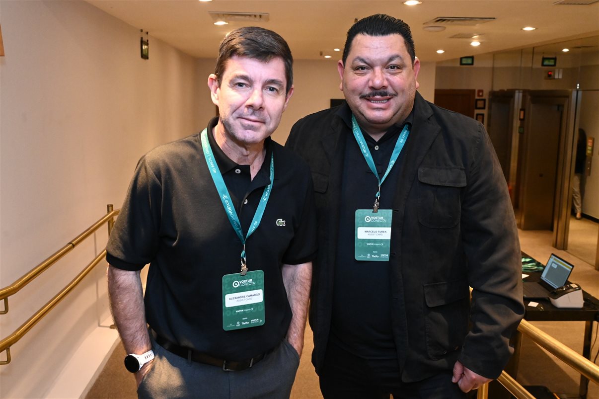 Humberto Cançado, da Voetur, entre Natalia Martim e Mayti Hirata, da Accor