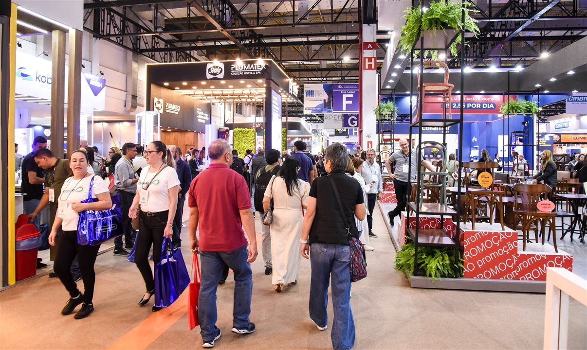 Ontem (16), em seu dia inaugural, a feira recebeu 7 mil pessoas