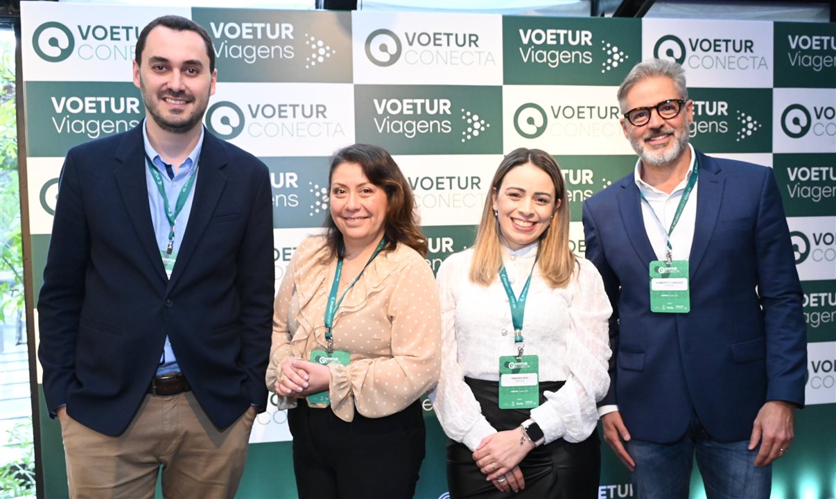 Rafael Ortiz, Carol Gaete, Amanda Bigi e Humberto Cançado, da Voetur Viagens