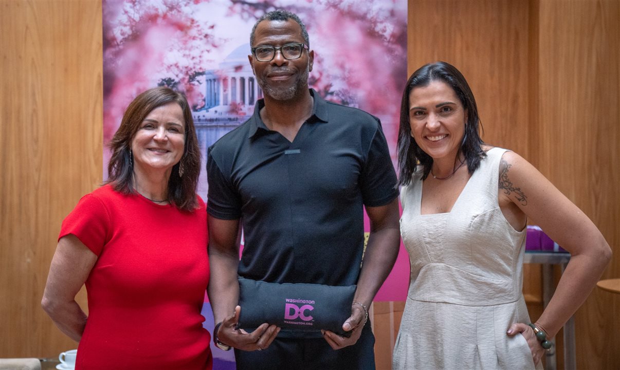 Elliott Ferguson, CEO e presidente do DDC, ao lado de Ana Donato (à esquerda) e Marjori Schroeder, respectivamente a fundadora e a CEO da Imaginadora, empresa que representa o destino no Brasil