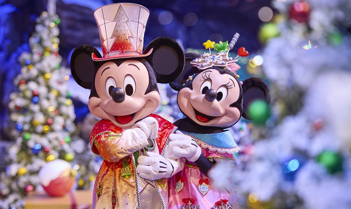 Mickey Mouse e Minnie Mouse já estão com suas roupas festivas para a ocasião