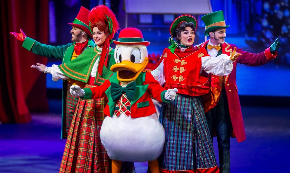 Musicais acontecem no Videopolis Theatre durante Let’s Sing Christmas!, com Mickey e seus amigos entoando canções natalinas clássicas