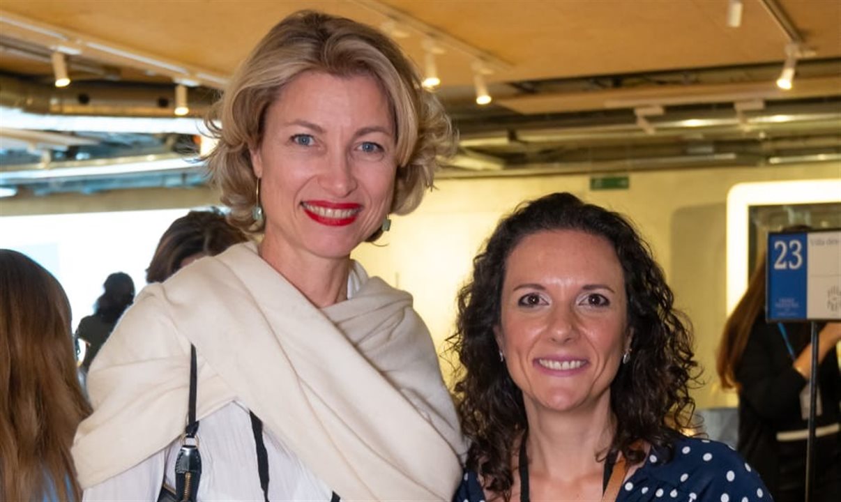 Caroline Putnoki, diretora da Atout France no Brasil, com Regina Cerullo, responsável pelo conteúdo digital da instituição