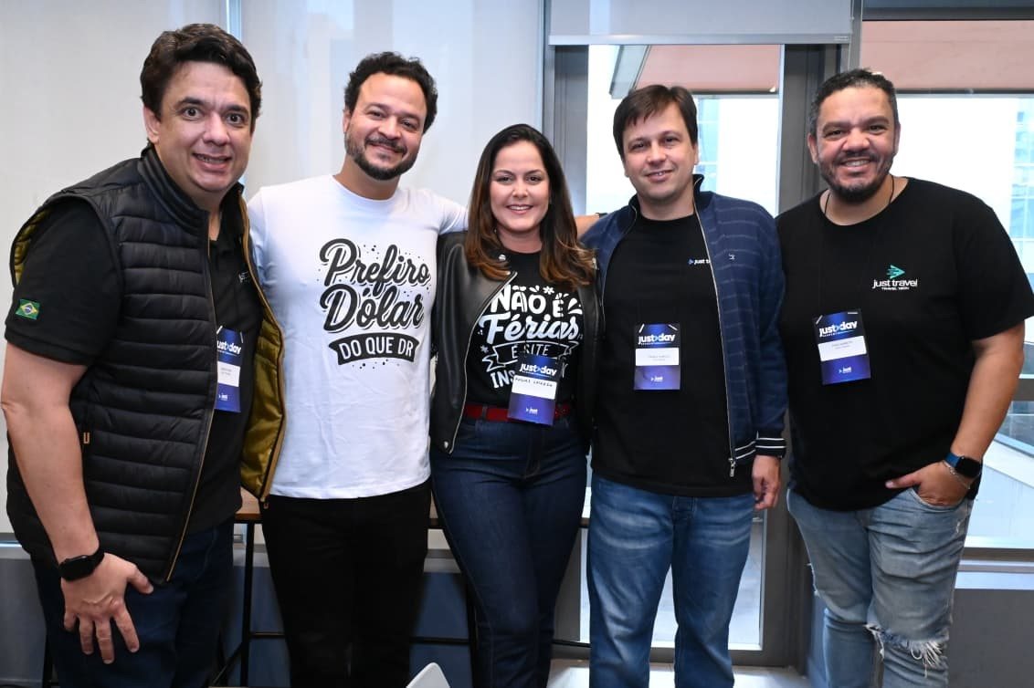 A Secretaria de Desenvolvimento, do Estado da Bahia, Raquel Lacerda, entre Diego Rydz, João Nou, Danilo Sampaio e Fabio Barreto, da Just Travel