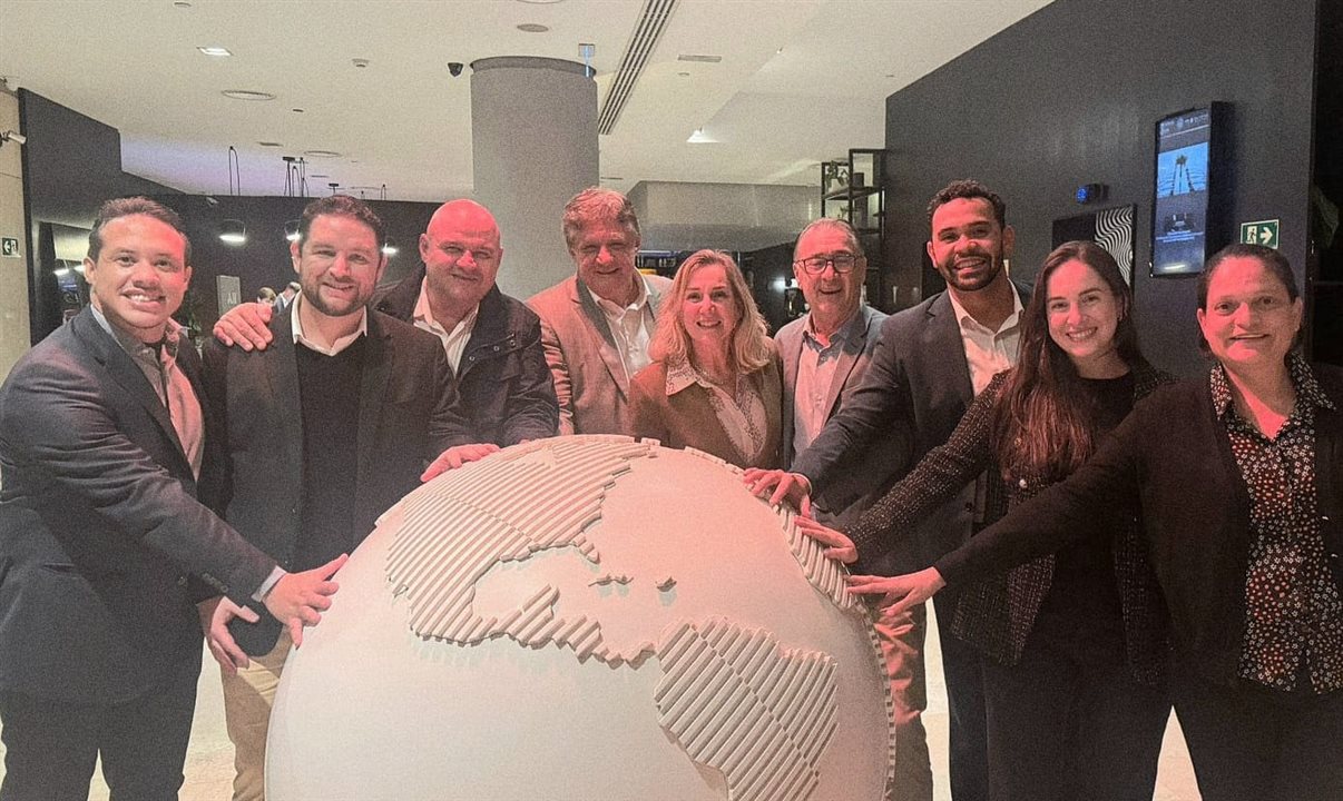 Representantes da Accor e Hplus