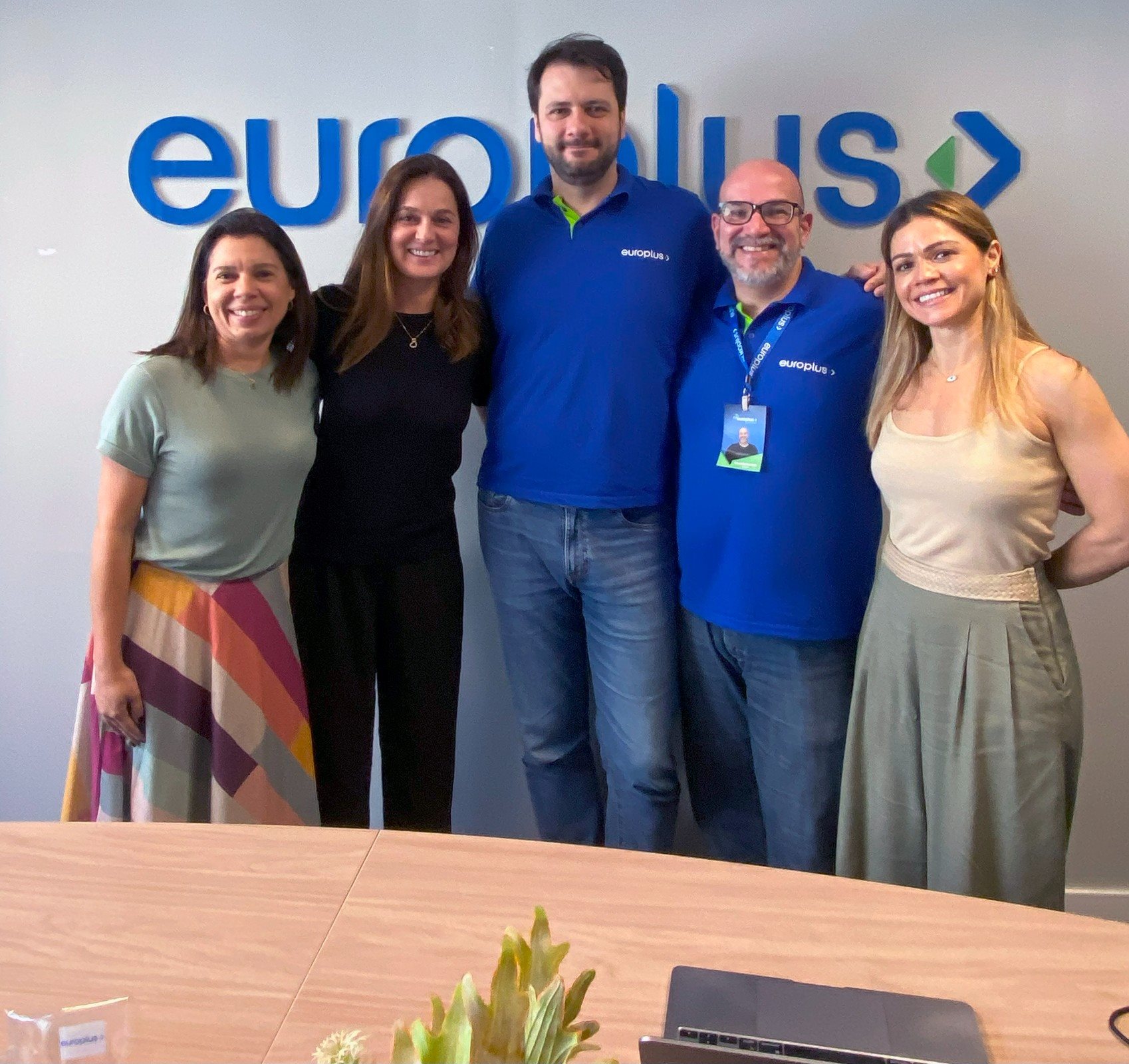 Bianca Schimpl - Gerente de Vendas Latam, Fernanda Ortiz - Executiva de Contas Latam, Peter Weber - CEO | Europlus Operadora, Leandro Ramos Lemos - Produto Aéreo | Europlus Operadora, e Alessandra Bocchile - Coordenadora de Vendas Latam