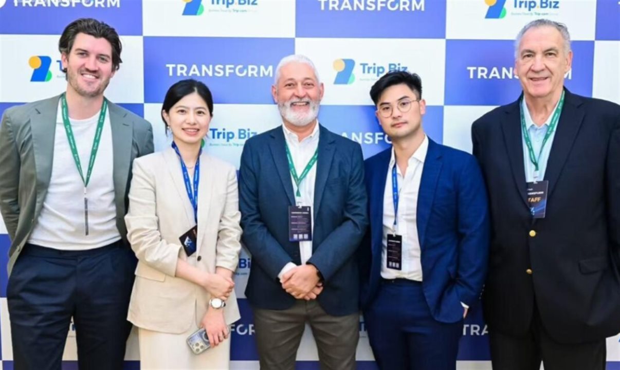 Andy Buerckner (Platinum Travel Group – Austrália), Hanqiu Wu (Trip.Biz), Tadeu Cunha (VP de Tecnologia, Inovação e Dados – Avipam), Jun Zha “Simon” (Trip.Biz) e Antonio Fernando Slomp (Presidente – Avipam)