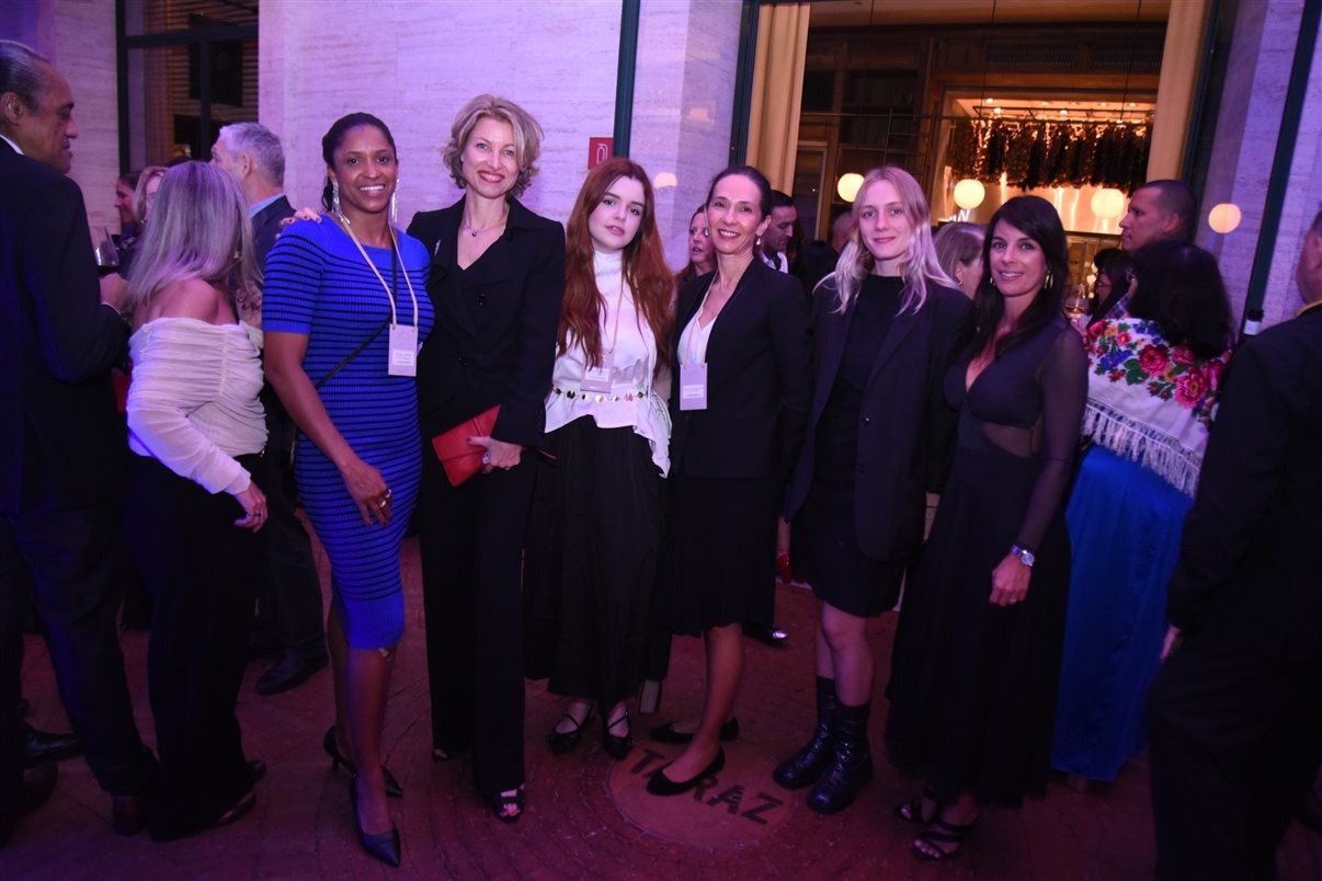 Sylvia Silva, da Embark Beyond, e Marie Crisine Bittencourt, do Rosewood Paris