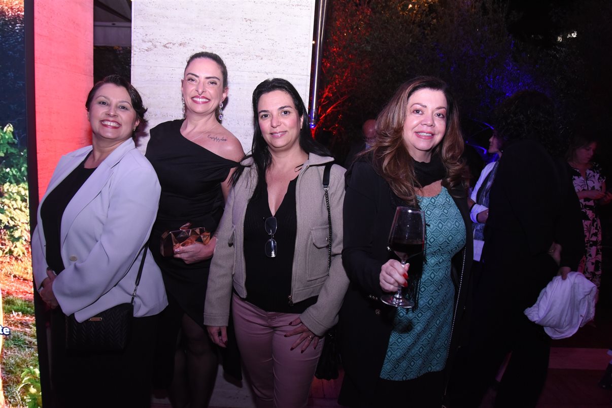 Sylvia Silva, da Embark Beyond, e Marie Crisine Bittencourt, do Rosewood Paris