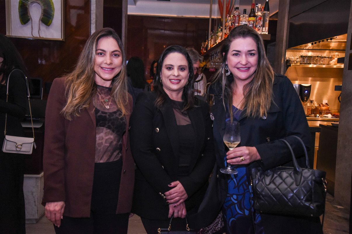 Sylvia Silva, da Embark Beyond, e Marie Crisine Bittencourt, do Rosewood Paris